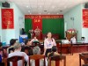 Cán bộ NHCSXH huyện Lộc Ninh triển khai chính sách cho vay người sử dụng lao động để trả lương ngừng việc đối với người lao động