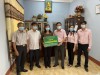 Đại diện Ngân hàng Chính sách xã hội tỉnh Bình Phước trao tiền ủng hộ cho quỹ phòng, chống dịch Covid 19 huyện Lộc Ninh