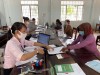 Các Tổ trưởng Tổ TK&VV xã Lộc Hòa nộp lãi, nộp tiền tiết kiệm của các thành viên tại buổi giao dịch với NHCSXH huyện Lộc Ninh