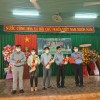 Đồng chi Trần Thanh Hùng PBT Huyện ủy, Chủ tịch HĐND huyện (bên phải) và đồng chí Lê Khắc Phú Chủ tịch HND huyện trao giấy chứng nhận và tặng hoa chúc mừng HTX ra mắt