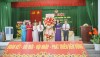 Đồng chí Phạm Thị Yến Linh - Chủ tịch Hội Nông dân thành phố tặng hoa chúc mừng Đại hội