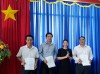 Đồng chí Đào Thị Lanh - TUV, CT Hội Nông dân tỉnh trao các quyết định