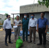 Đ/c Trần Bá Hải- PCT Hội ND huyện Bù Đốp ( thứ hai từ phải sang) tặng quà gia đình hội viên nông dân bị lốc xoáy hư hỏng nhà