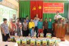 Ông Nguyễn Quang Tích, HUV, Chủ tịch Hội nông dân huyện tặng quà cho các hội viên nông dân thôn 7, xã Long Bình