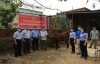 Ông Nguyễn Trọng Hiếu – CT HND Thành phố trao tặng bò  cho hộ gia đình ông Nam