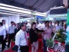 khách tham quan gian hàng tại  Hội chợ trái cây và nông sản tỉnh Bình Phước