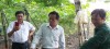 Đ/c Trần Văn Vinh - Chủ tịch HND tỉnh (giữa) thăm mô hình trồng rau an toàn ở phường Phú Thịnh, thị xã Bình Long