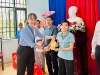 Đ/c Phạm Thị Yến Linh - Chủ tịch HND Tp Đồng Xoài trao quà tết cho hội viên