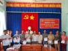 Đồng chí Trần Văn Thôi - Phó Chủ tịch HND thị xã giao vốn cho các hộ vay vốn