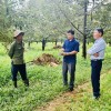 Cán bộ HND xã Lộc Hòa đến thăm vườn cây của bà con nông dân