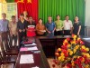 Đồng chí Nguyễn Đăng Hoàn (thứ 2 từ phải qua) - Chủ tịch HND thị xã trao vốn cho hội viên phường An Lộc