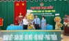 Đ/c Nguyễn Đăng Hoàn - ThUV,  Chủ tịch HND thị xã tặng hoa chúc mừng Đại hội
