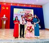 Đồng chí Phạm Thị Yến Linh - Chủ tịch Hội Nông dân thành phố tặng hoa chúc mừng Đại hội