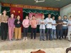Đ/c Nguyễn Thị Hương, HUV - Chủ tịch Hội Nông dân huyện trao nguồn vốn “Quỹ hỗ trợ nông dân năm 2023” cho hội viên nông dân xã Bình Tân
