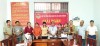 Đồng chí Nguyễn Thị Hậu - Chủ tịch Hội Nông dân thị xã Chơn Thành trao nguồn vốn cho các hộ vay