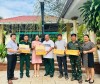 Lãnh đạo HND thành phồ Đồng Xoài trao các thùng ong giống đang trong quá trình thu mật cho Ban Chỉ huy Huyện Đội Đồng Phú