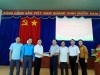 Lãnh đạo Hội Nông dân thành phố; lãnh đạo Đảng ủy, UBND phường trao nguồn vốn cho các hộ vay