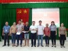 Lãnh đạo HND thành phố Đồng Xoài và lãnh đạo UBND phường Tân Xuân trao nguồn vốn cho các hộ vay