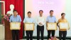 Đ/c Nguyễn Văn Giang – Phó chủ tịch Hội Nông dân tỉnh trao tặng Bằng khen cho tập thể cá nhân