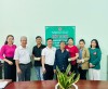 Lãnh đạo HND thành phố Đồng Xoài và lãnh đạo Đảng ủy, Hội Nông dân phường Tân Bình chụp hình lưu niệm cùng các hộ vay vốn