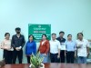 ông Trần Anh Tuấn - Phó Chủ tịch Hội Nông dân thành phố trao nguồn vốn cho hội viên vay