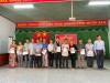 Đồng chí Trần Thị Hồng – UVBTV – Giám đốc Quỹ HTND trao tiền vay vốn cho 10 hộ trong Dự án “Trồng và khai thác mủ cao su” của xã Phước Minh, huyện Bù Gia Mập