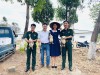 Bà Phạm Thị Yến Linh – Chủ tịch Hội Nông dân thành phố Đồng Xoài trao con giống cho đơn vị Đại đội Trinh sát – Cơ giới