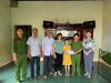 Đại diện HND thị trấn Thanh Bình và Đội QLHC – Công an huyện Bù Đốp trao quà cho cháu Phạm Thị Ánh Tuyết