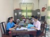 Cán bộ NHCSXH huyện Đồng Phú thực hiện kiểm tra hồ sơ lưu trữ của hội, đoàn thể nhận uỷ thác tại xã Tân Phước