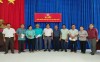 Lãnh đạo HND thị xã; lãnh đạo Đảng ủy và HND phường Long Thủy trao vốn Quỹ Hỗ trợ nông dân cho các hội viên vay