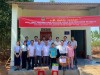 Lãnh đạo HND huyện và lãnh đạo UBND xã Thuận Phú chụp hình lưu niệm tại Lẽ trao nhà tình thương cho hội viên nông dân Ma Thị Đẹp