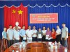 Đại diện lãnh đạo HND thành phố và lãnh đạo Đảng ủy - UBND và HND phường Tân Thiện chụp hình lưu niệm cùng các hộ vay