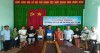 Lãnh đạo HND thị xã và lãnh đạo UBND phường Long Phước trao nguồn vốn cho các hộ vay
