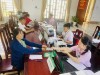 Cán bộ Phòng giao dịch Ngân hàng Chính sách xã hội huyện Bù Gia Mập giải ngân cho vay cấp nước sạch và vệ sinh môi trường nông thôn trên địa xã Phú Văn huyện Bù Gia Mập