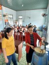 Học viên lớp nghề pha chế đồ uống đang thực hiện phần thi thực hành pha chế