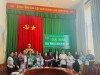 Đồng chí Trần Thị Hồng - Giám đốc Quỹ HTND tỉnh Bình Phước, đại diện HND thị xã Chơn Thành trao tiền vay vốn Dự án “Chăm sóc cây mít Thái” cho 10 hộ vay