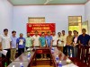 Đ/c Trần Thị Hồng-UVBTV - Giám đốc Quỹ HTND tỉnh trao nguồn vốn cho các hộ vay thực hiện dự án "Chăm sóc vườn nhãn" tại xã Lộc Hưng