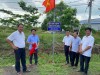 Lãnh đạo HND huyện, Hội Nông dân xã và cấp uỷ Chi bộ ấp 5 xã Thanh Hòa chụp hình lưu niệm khánh thành công trình “Đường Cờ Tổ Quốc” tại tổ 5, 6 ấp 5.