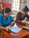 Học viên lớp nghề kỹ thuật chăn nuôi gia cầm đang thực hiện phần thi lý thuyết