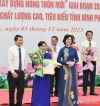 Đồng chí Phạm Minh Hùng - Ủy viên BTV TW Hội Nông dân Việt Nam, Chuyên trách công tác phía Nam và đồng chí Trần Tuyết Minh – UVBTV – Phó Chủ tịch UBND tỉnh trao chứng nhận sản phẩm nông nghiệp tiêu biểu chất lượng cao tiêu biểu tỉnh Bình Phước năm 2023