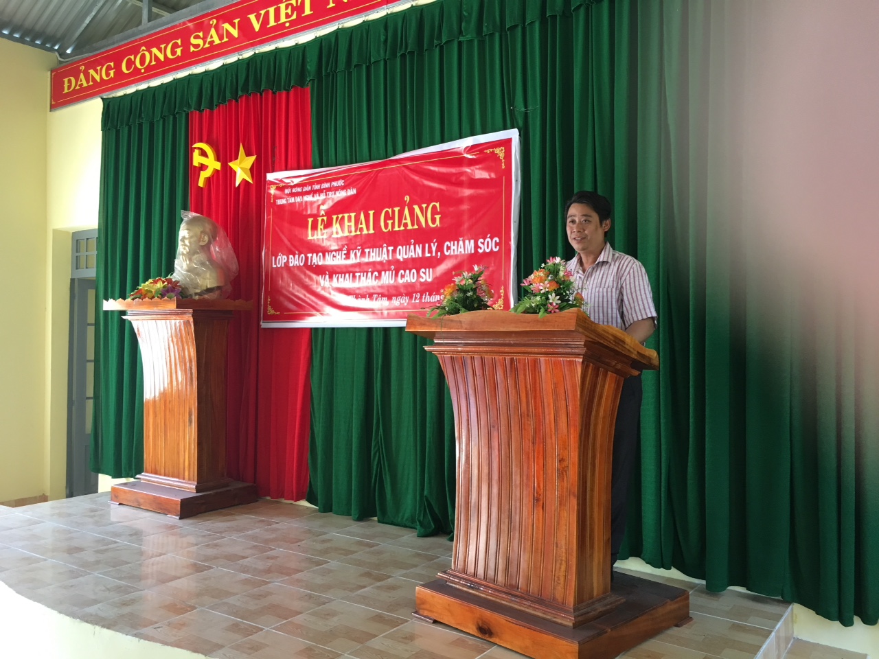 Đồng chí Huỳnh Nguyễn Quốc Huy - Cán bộ TTDN & HTND tỉnh Bình Phước phát biểu tại buổi khai giảng