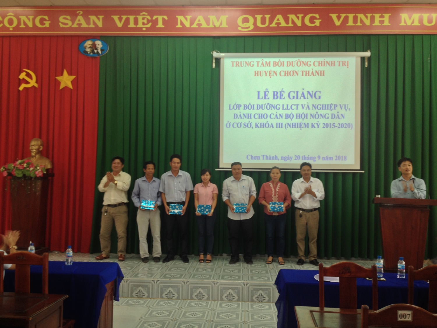 CAC HOC VIEN XUAT SAC DUOC TUYEN DUONG SAU KHOA HOC