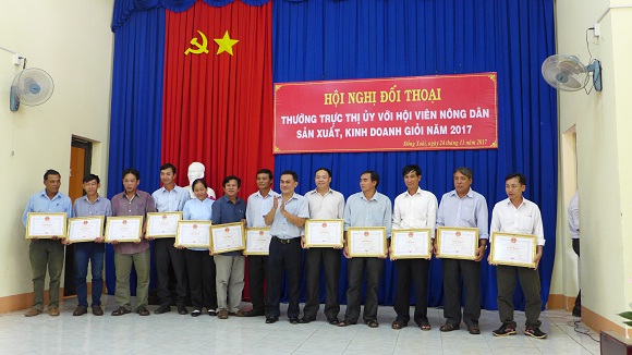 Chủ tịch UBND thị xã – Lê Trường Sơn tặng giấy khen cho Nông dân SXKD giỏi