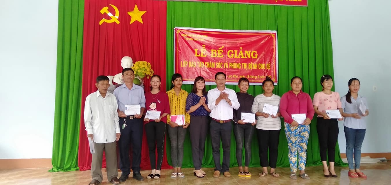 Bà Nguyễn Thị Hồng   Giám đốc TTDVNN huyện và ông Nguyễn Văn Vũ   PBT, Chủ tịch UBND xã Lộc Phú trao giấy chứng nhận kết quả học tập cho các học viên