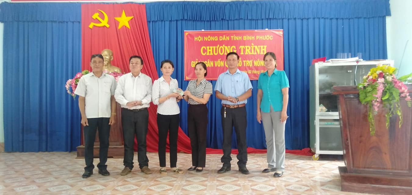 Đc TrầnThị Hồng   UVBTV Hội Nông dân tỉnh trao vốn cho đại diện các hộ tham gia dự án