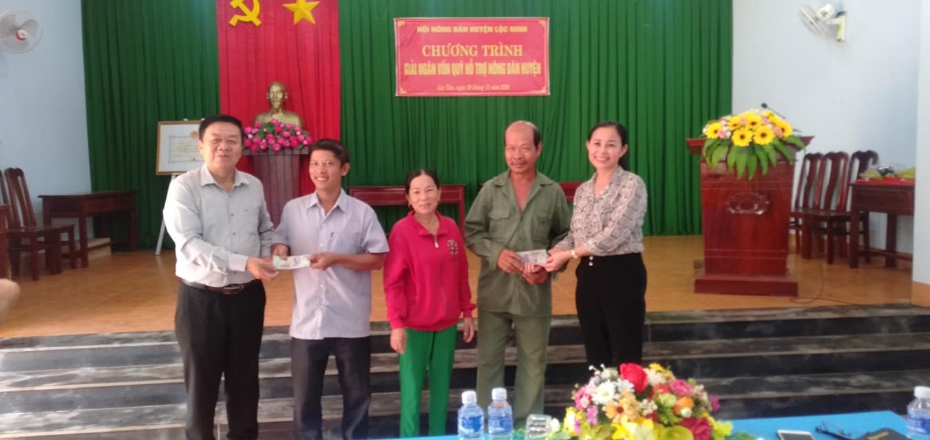 Đồng chí Lê Khắc Phú   HUV, Phó Trưởng Ban Dân vận Huyện ủy, Chủ tịch Hội Nông dân huyện trao vốn cho các hộ tham gia dự án