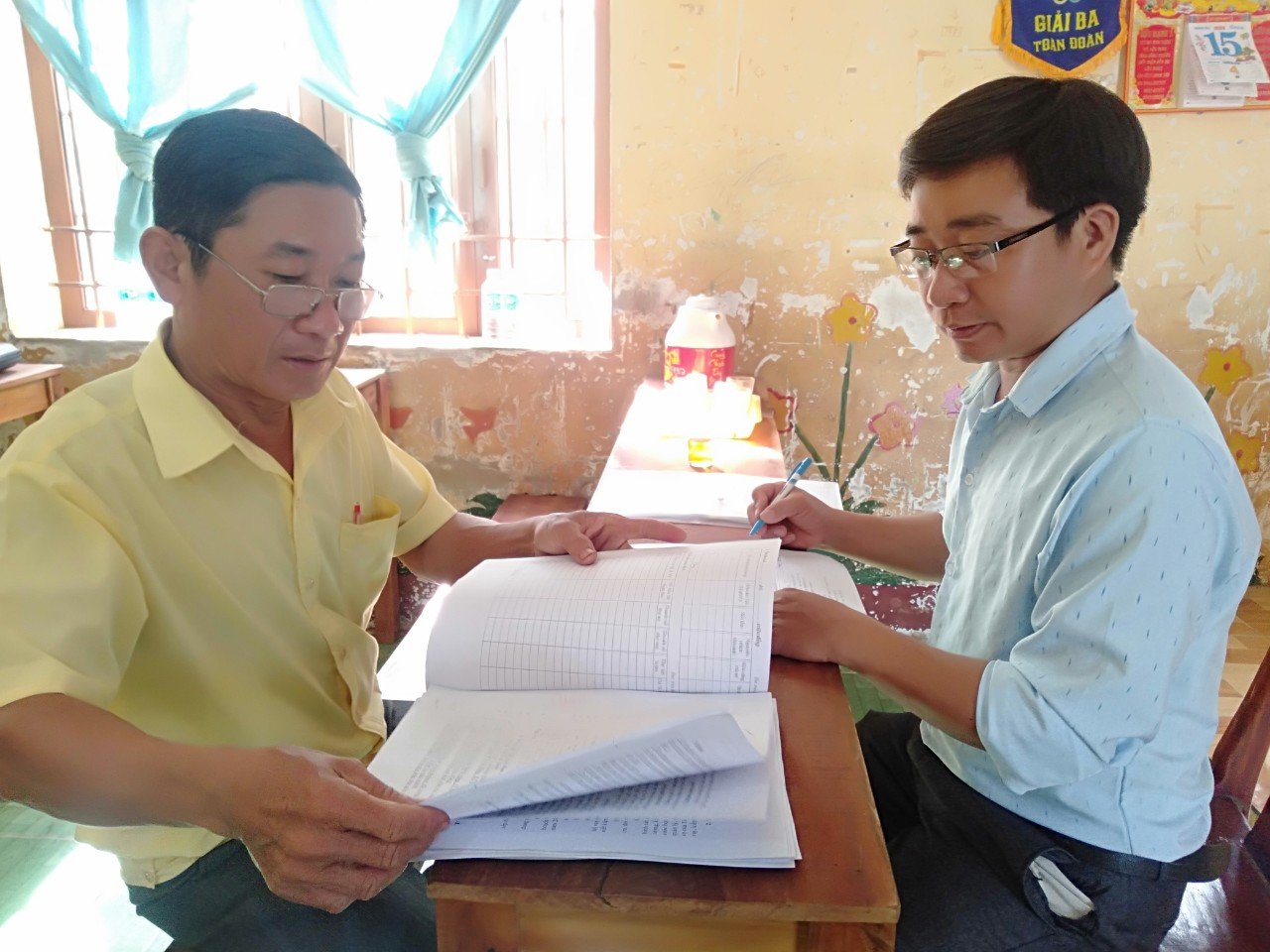 Ông Nguyễn Viết Dần (bên phải)   UVBTV HND huyện kiểm tra HND xã Lộc Hiệp