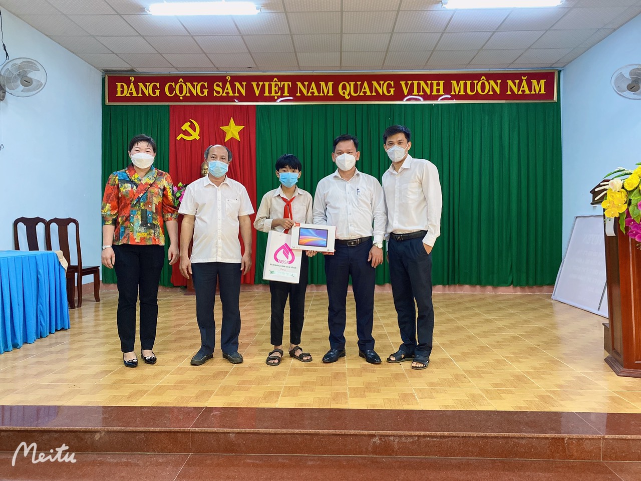 Trao tặng máy tính cho em Hồ Thanh Sơn tại xã Lộc Thịnh, huyện Lộc Ninh
