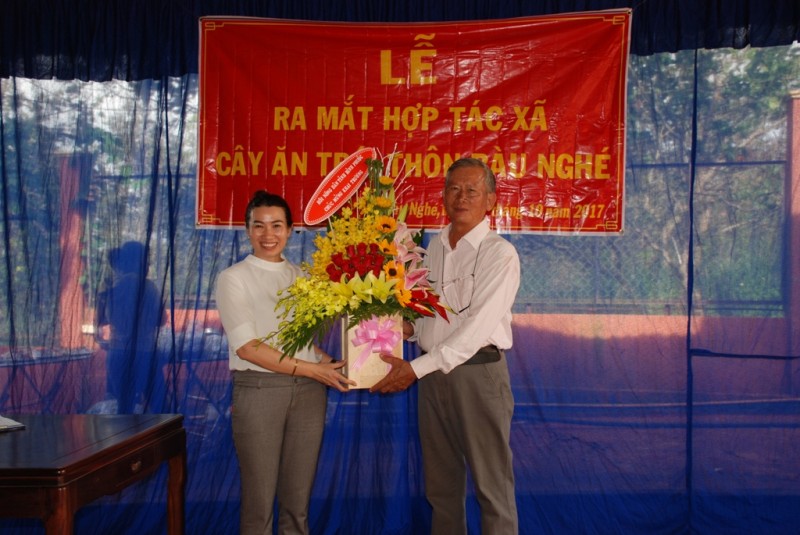 Đ/c  Đào Thị Lanh – Chủ tịch Hội nông dân tỉnh Bình Phước tặng hoa chúc mừng HTX cây ăn trái Bàu Nghé