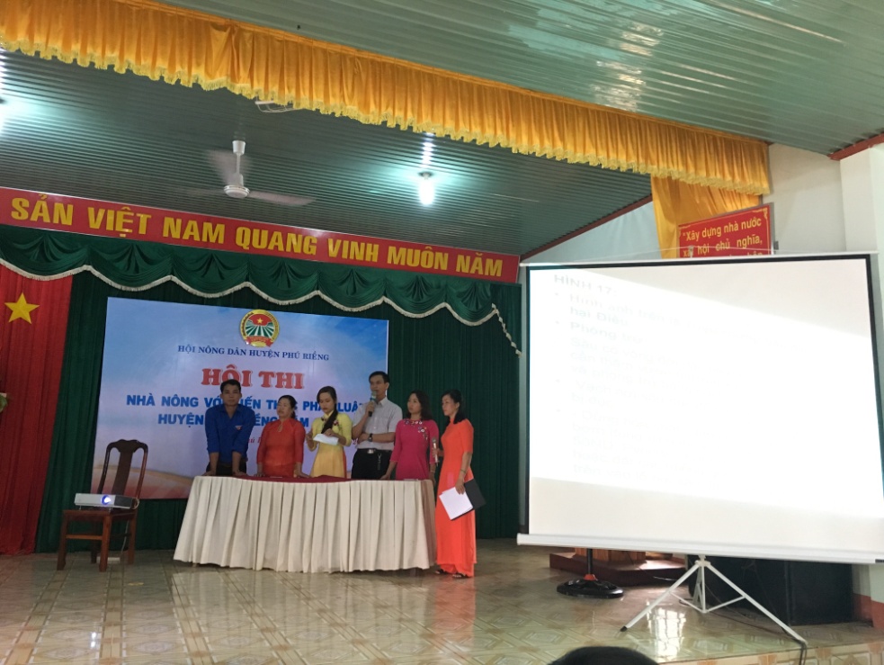 Hội Nông dân huyện Phú Riềng tổ chức Hội thi Nông dân với pháp luật năm 2017